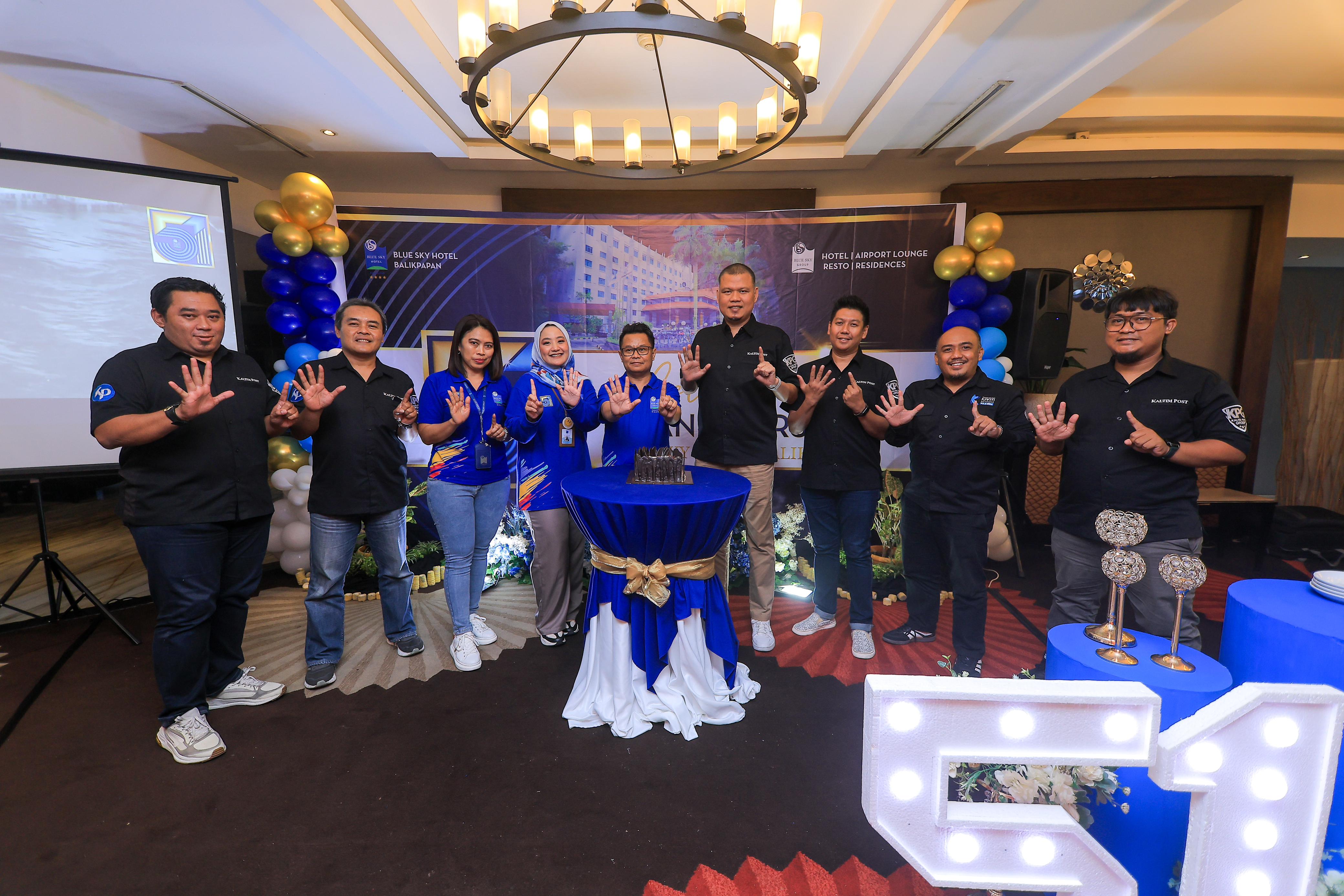 SINERGI Manajemen Kaltim Post mengucapkan ulang tahun kepada Blue Sky Hotel Balikpapan. (Foto: Fuad/KP)