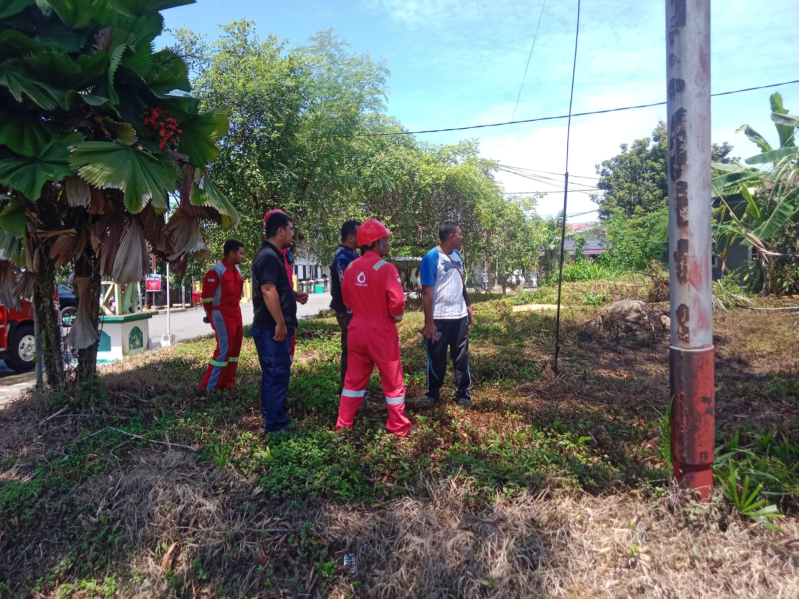 DIDATANGI PETUGAS DAMKAR: Lahan di RT 17 Kelurahan Satimpo terbakar dan mengeluarkan asap sehingga langsung ditangani oleh petugas damkar. (FOTO: ADIEL KUNDHARA/KP)