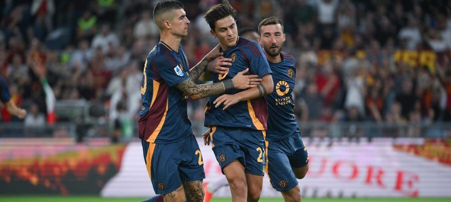 Para pemain AS Roma saat bertanding melawan Udinese, Minggu (22/9).