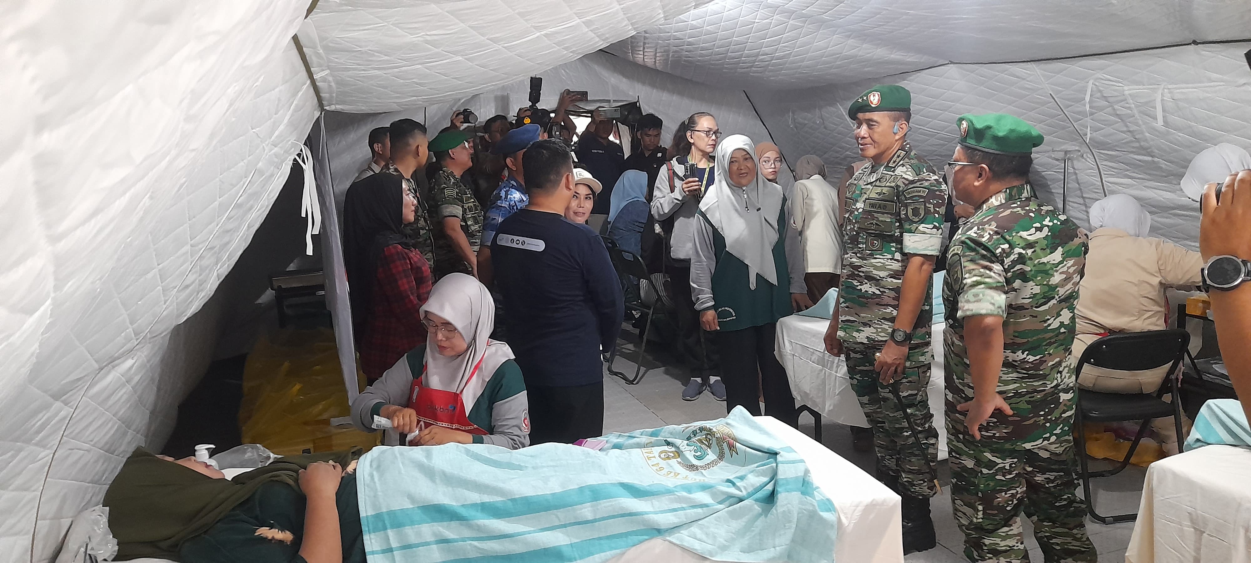 Pangdam VI/Mulawarman, Mayjen TNI Tri Budi Utomo saat mengunjungi pelaksanaan pemasangan KB Implan yang dirangkai HUT ke-79 TNI si halaman Makodam VI/Mulawarman. (Foto: Lupus/KP)