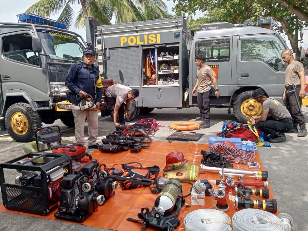 CEK PERALATAN. Personel Satuan Pammat Samapta Polda Kaltim melakukan mitigasi bencana, di antaranya mengecek peralatan antisipasi karhutla dan bencana lainnya. (foto:ist)