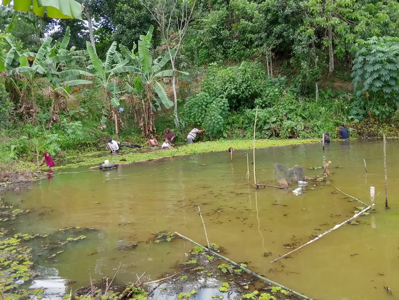 MENGELUH: Kolam air yang menjadi andalan Warga di Gang Pandan Mekar Dalam, RT 34 selama bertahun-tahun. (FOTO: DWI RESTU)