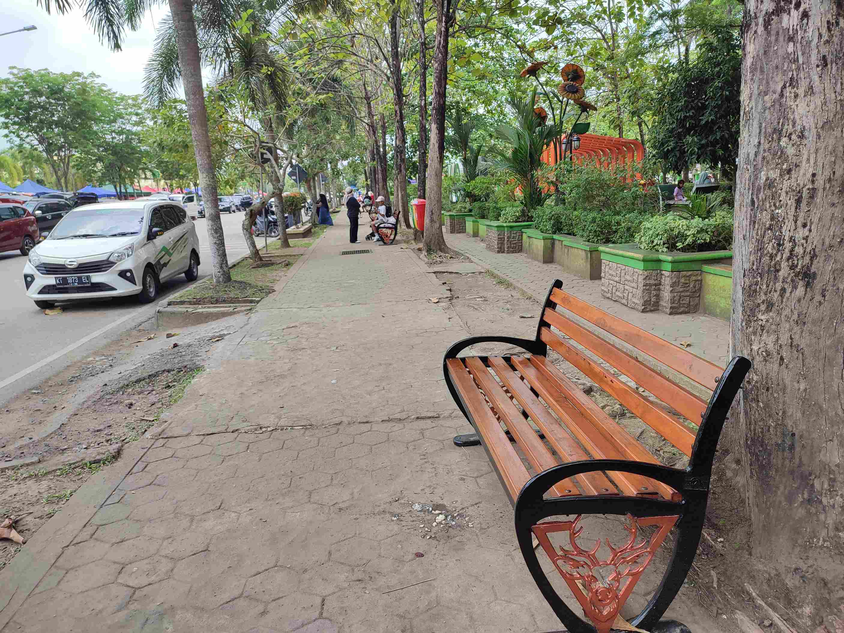 PERCANTIK KOTA: Dinas Lingkungan Hidup Paser memasang 16 titik kursi di wilayah trotoar kota di Kelurahan Tanah Grogot.&nbsp; (Foto: Najib/KP)