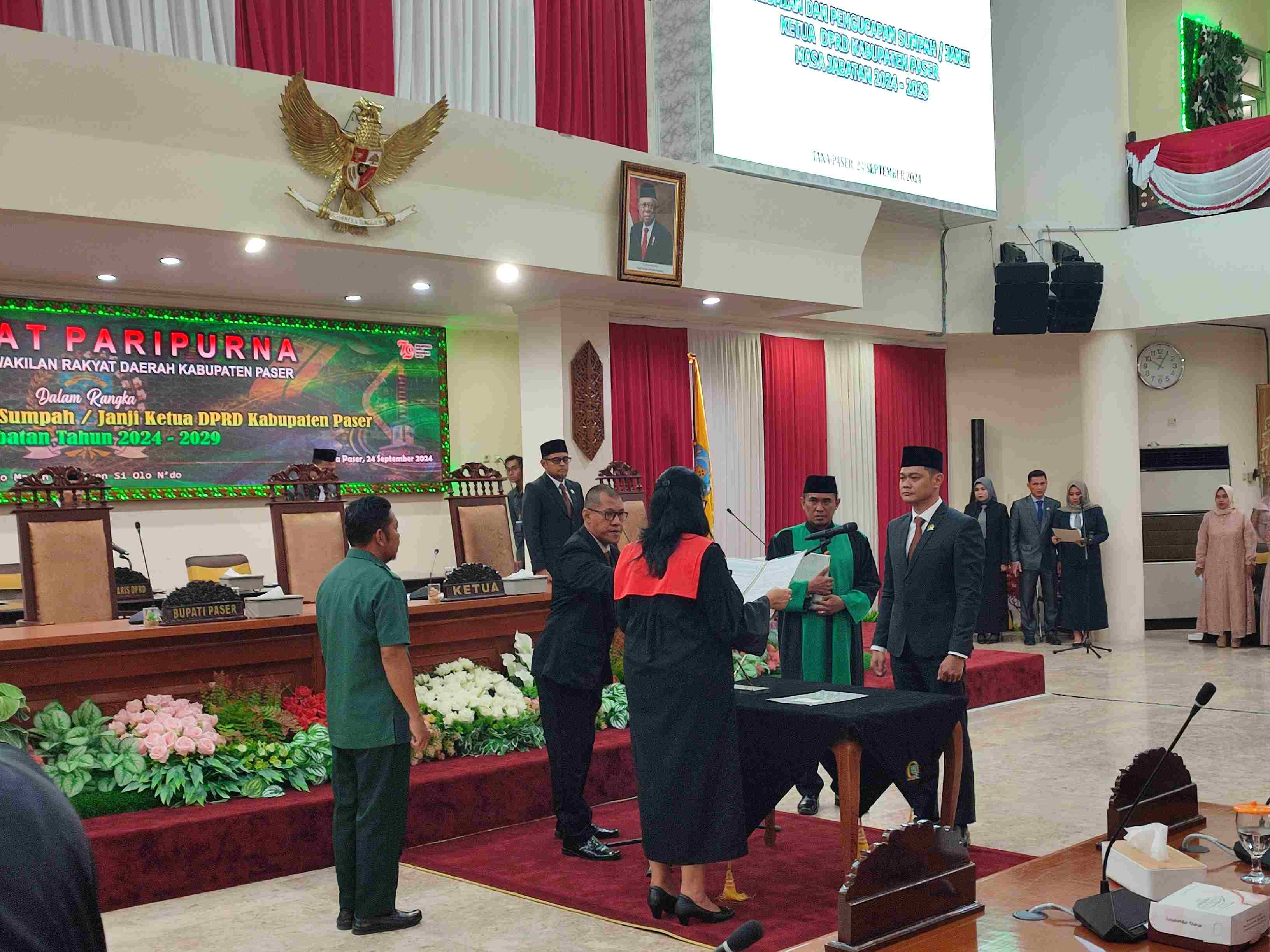 KETUA DEFINITIF: Hendra Wahyudi resmi diambil sumpahnya sebagai Ketua DPRD Paser 2024-2029 oleh Ketua Pengadilan Negeri Tanah Grogot, Selasa (24/9). (Foto: Najib/KP)