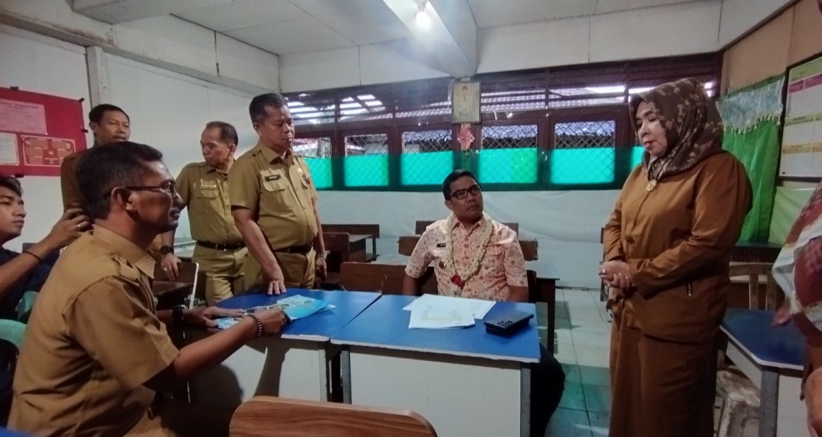 ADA HARAPAN: Siti Akhmaliah saat berdialog dengan Wali Kota Samarinda Andi Harun 23 september tadi. (FOTO: DENNY SAPUTRA)