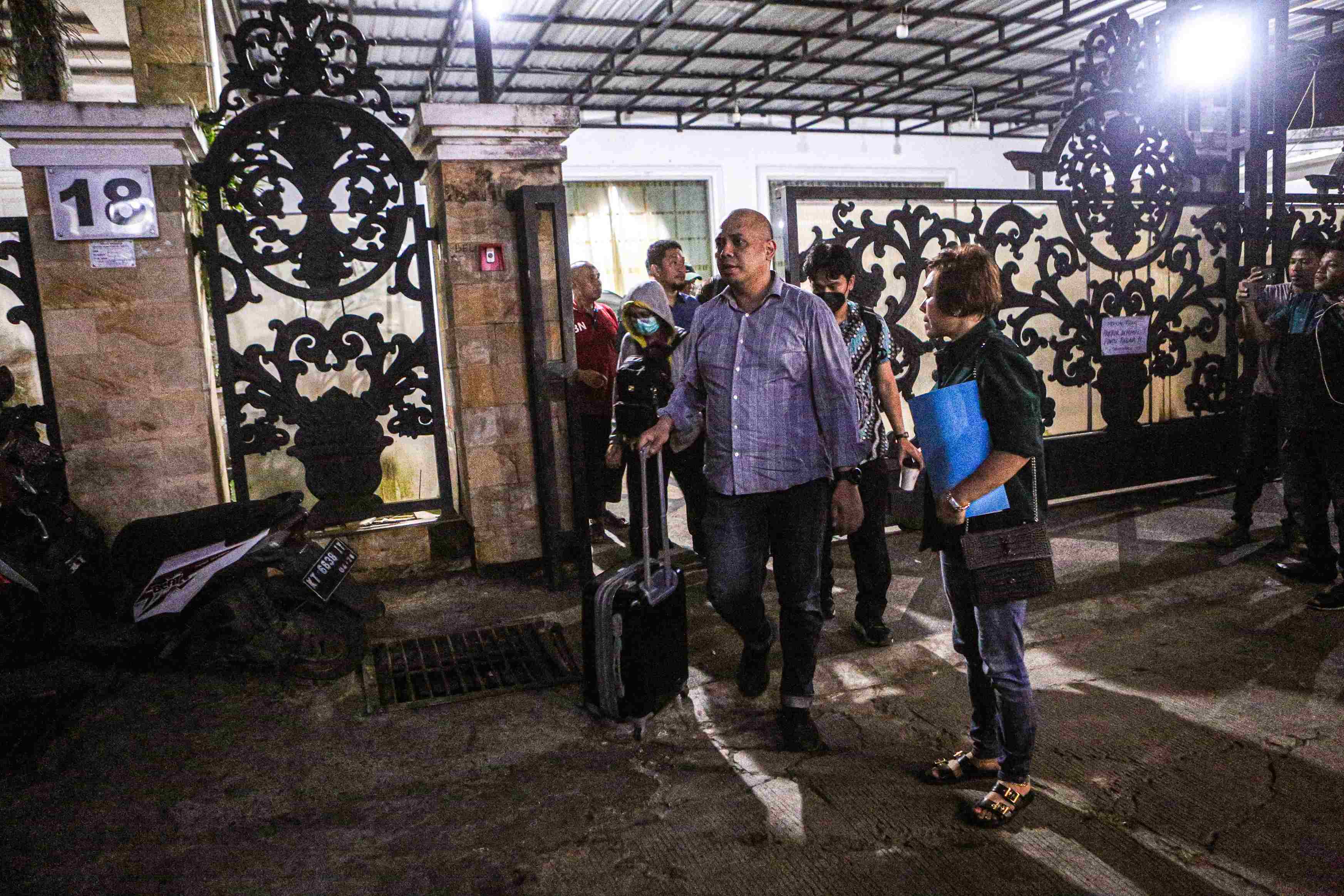 USAI GELEDAH: : Petugas KPK keluar dari kediaman mantan Gubernur Kaltim Awang Ishak di Samarinda. (Foto: Dwi Restu)