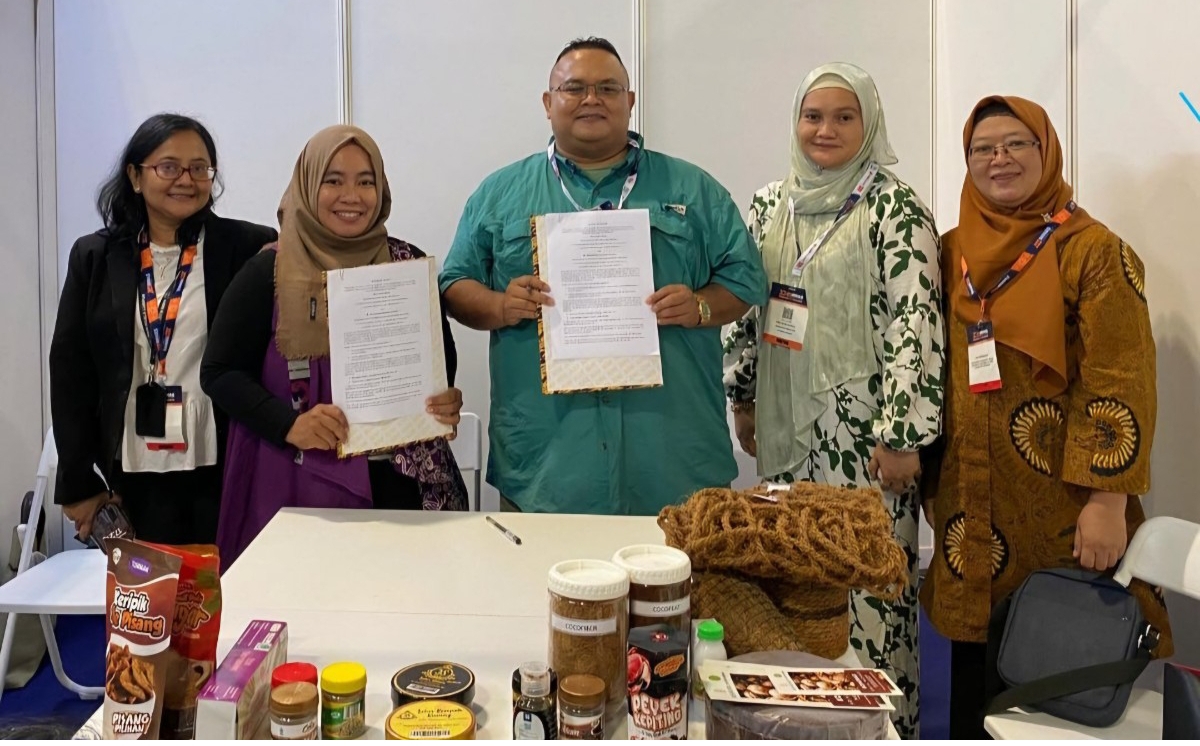 PERJANJIAN: Lewat Letter of Intent (LoI) Astril (kedua kiri) asal Bontang catatkan kerjasama untuk 20 ton keripik pisang dan 5 ribu pcs abon tuna untuk buyer Malaysia. (FOTO: IST)