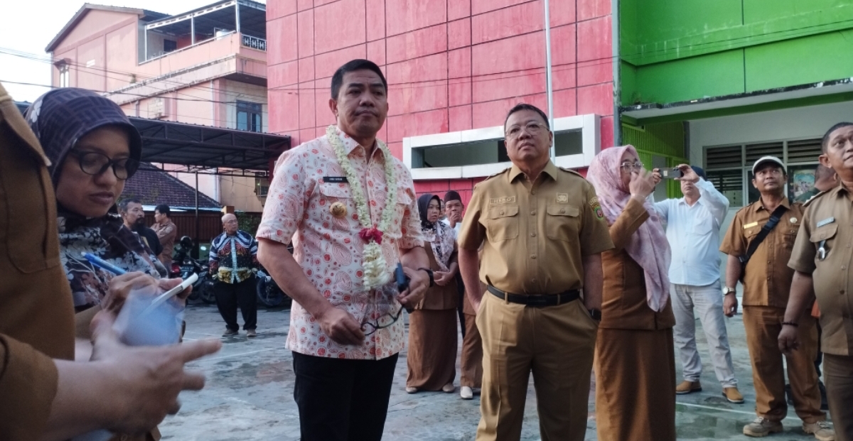 BAKAL DIRENOVASI: Andi Harun (kedua kiri) ketika meninjau SD 011 Kecamatan Samarinda Kota yang sebagian bangunannya masih terbuat dari kayu, Selasa (24/9). (FOTO: DENNY SAPUTRA/KP)