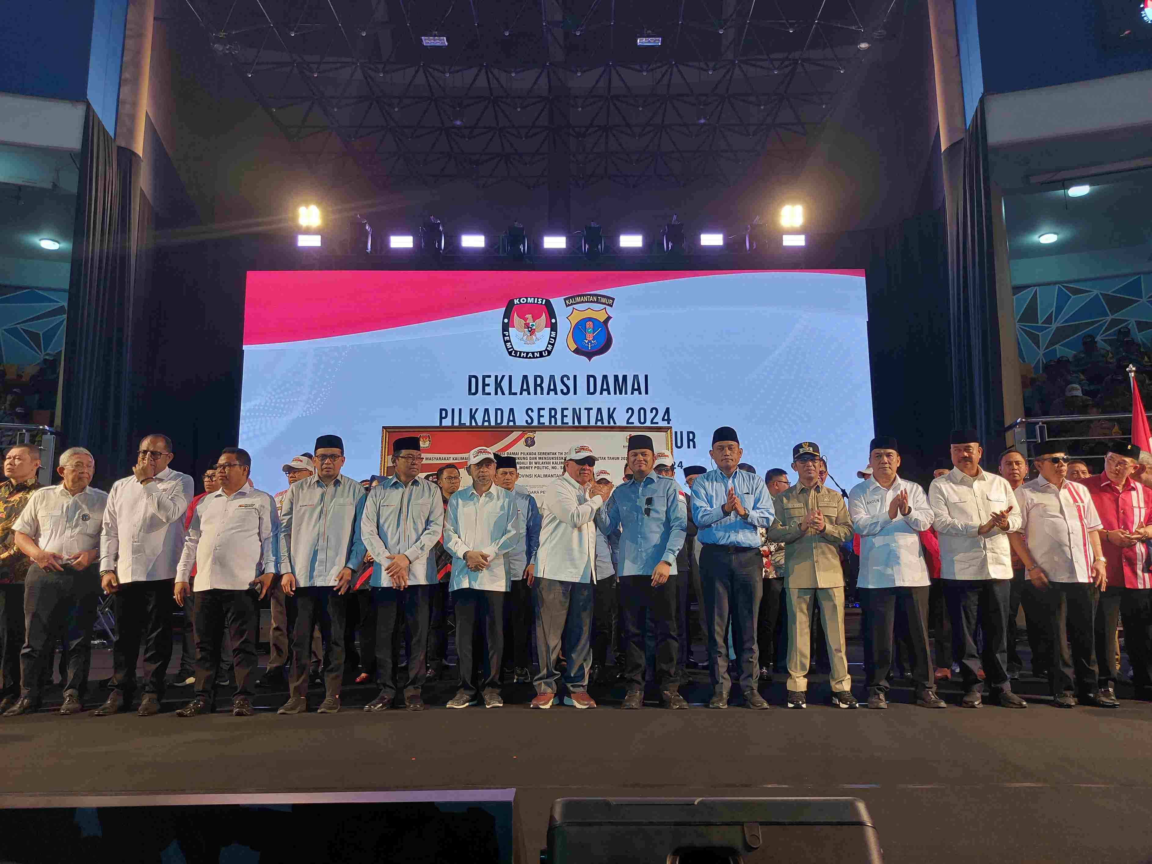 KOMITMEN: Para pasangan calon mendeklarasikan Pilkada Damai di BSCC Dome Balikpapan. (Foto: Dina/KP)