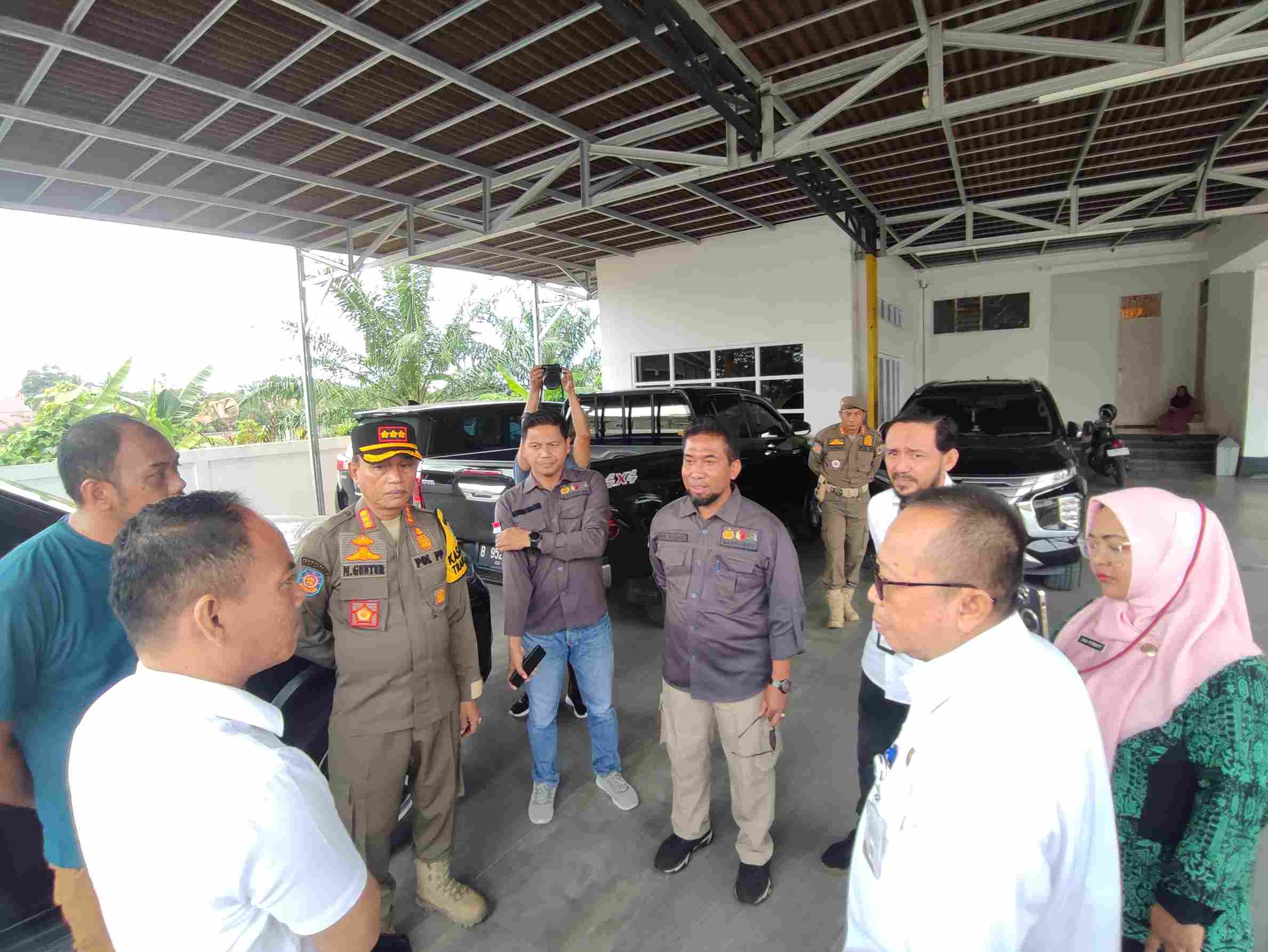 PASTIKAN PATUH: Bawaslu Paser bersama Pemkab Paser meninjau rumah dinas bupati dan wakil bupati Paser yang kini tengah cuti maju di Pilkada Paser 2024, Rabu (25/9).&nbsp;