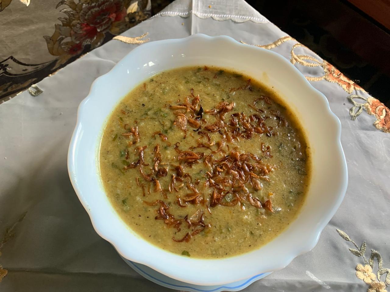 MENGGIURKAN: Bubur ancur paddas menjadi menu wajib warga Berau kala Ramadan. (FOTO: IST)