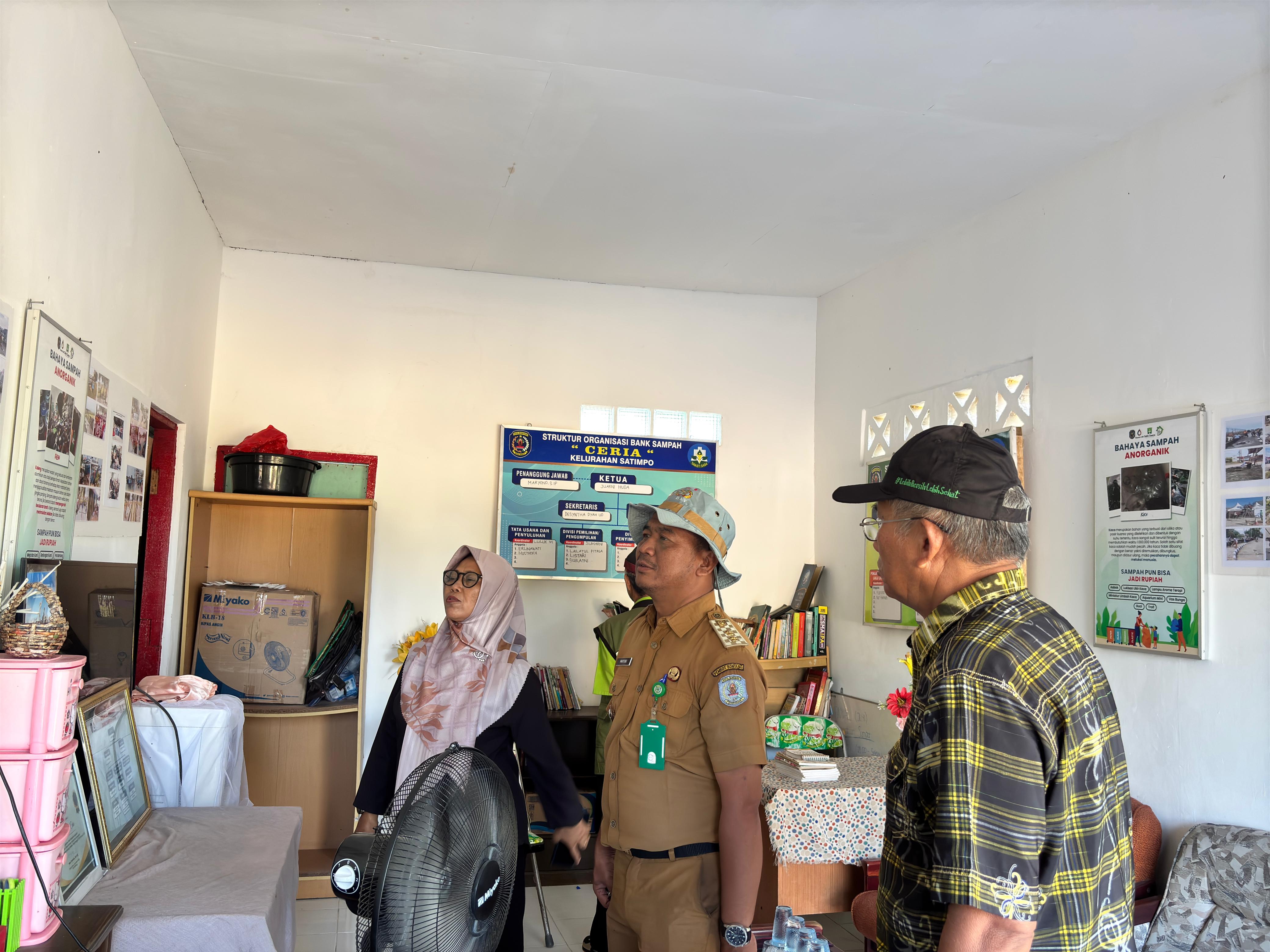 DITINJAU: Tim penilai melakukan pemeriksaan dokumentasi terkait PHBS di Kelurahan Satimpo. (FOTO: ADIEL KUNDHARA/KP)