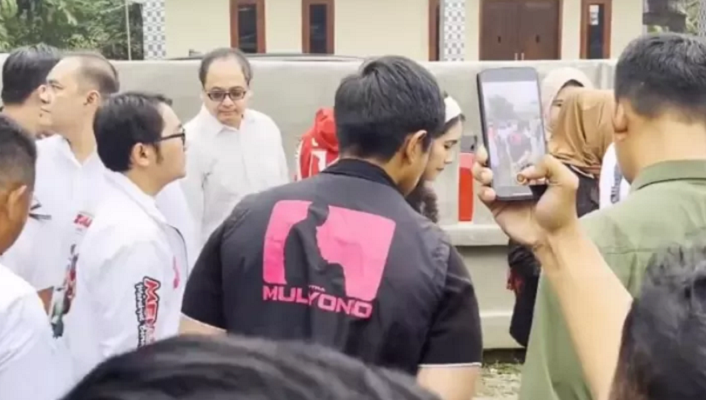 Kaesang berinteraksi dengan warga di Kecamatan Jambe, Kabupaten Tangerang dengan mengenakan rompi bertuliskan Putra Mulyono pada Selasa, (24/9/2024).
