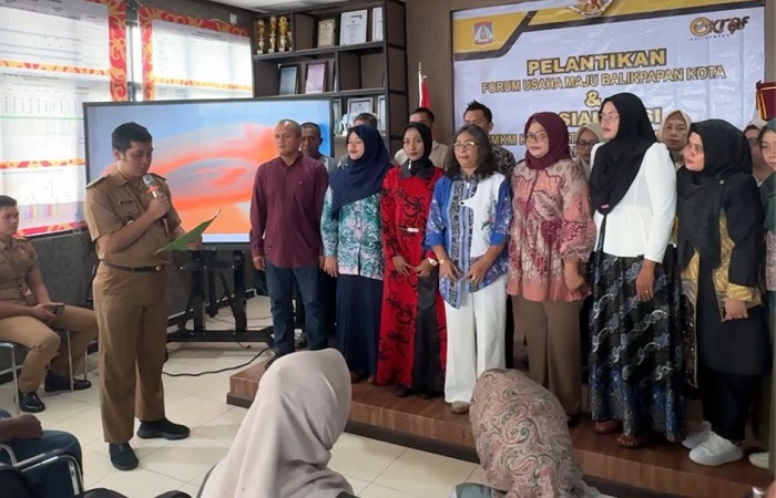 Camat Balikpapan Kota Rosin Suparlan (kiri) melantik pengurus forum UMKM yang diberi nama Forum Usaha Maju Balikpapan Kota.