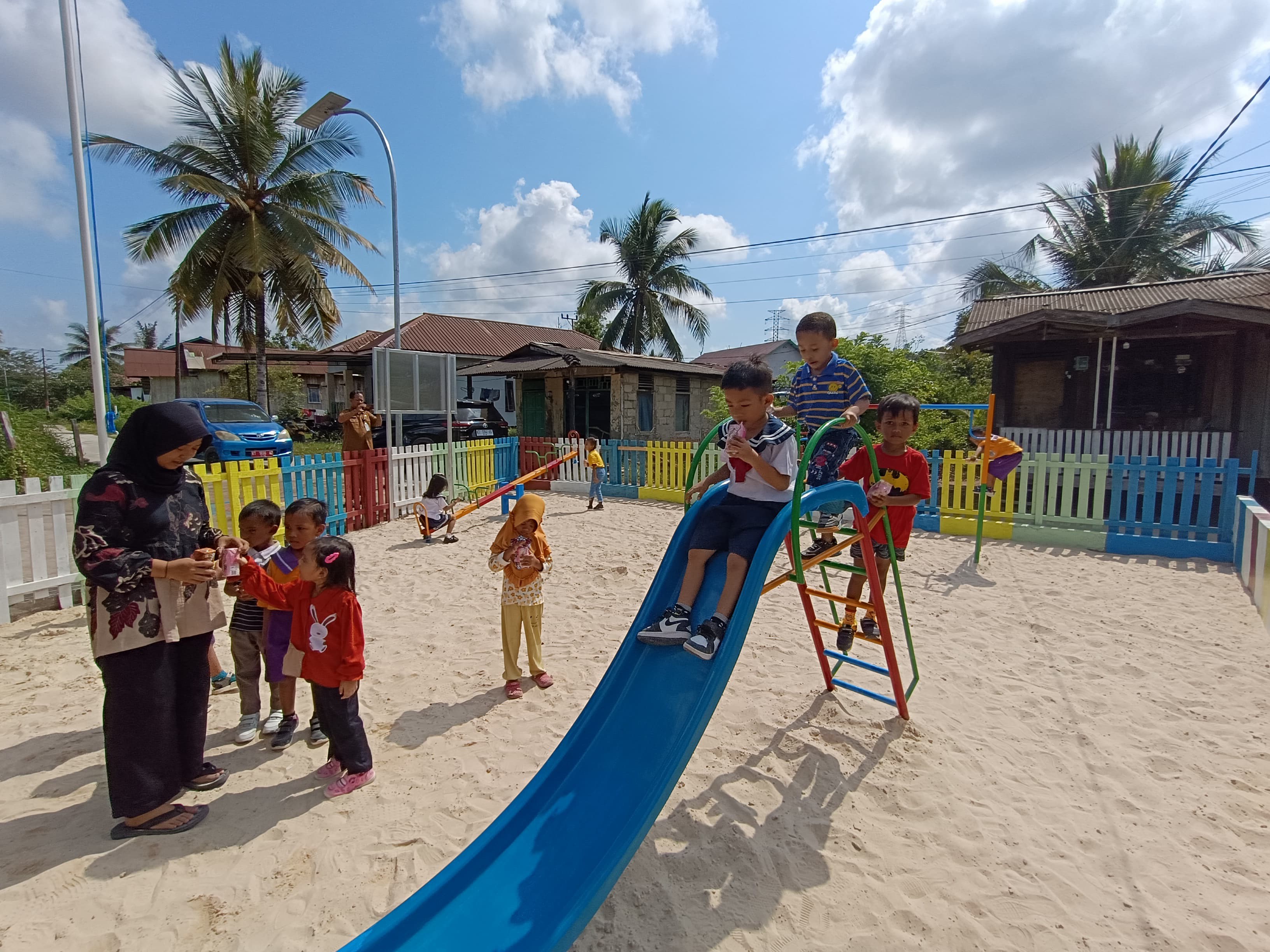 RPTRA di Kampung Salok Baru, Kelurahan Kariangau, Balikpapan jadi lokasi anak-anak bermain.