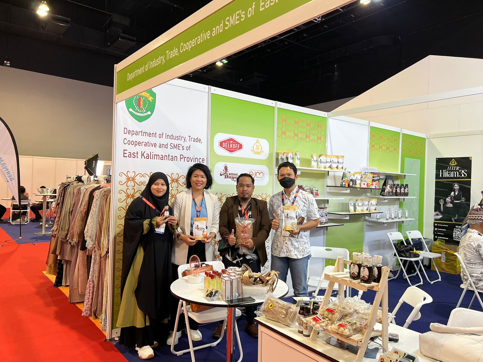 DILIRIK: Selain kemiri, gula aren yang diolah Ali juga jadi primadona saat hadir di pameran halal terbesar di dunia. (FOTO: IST)