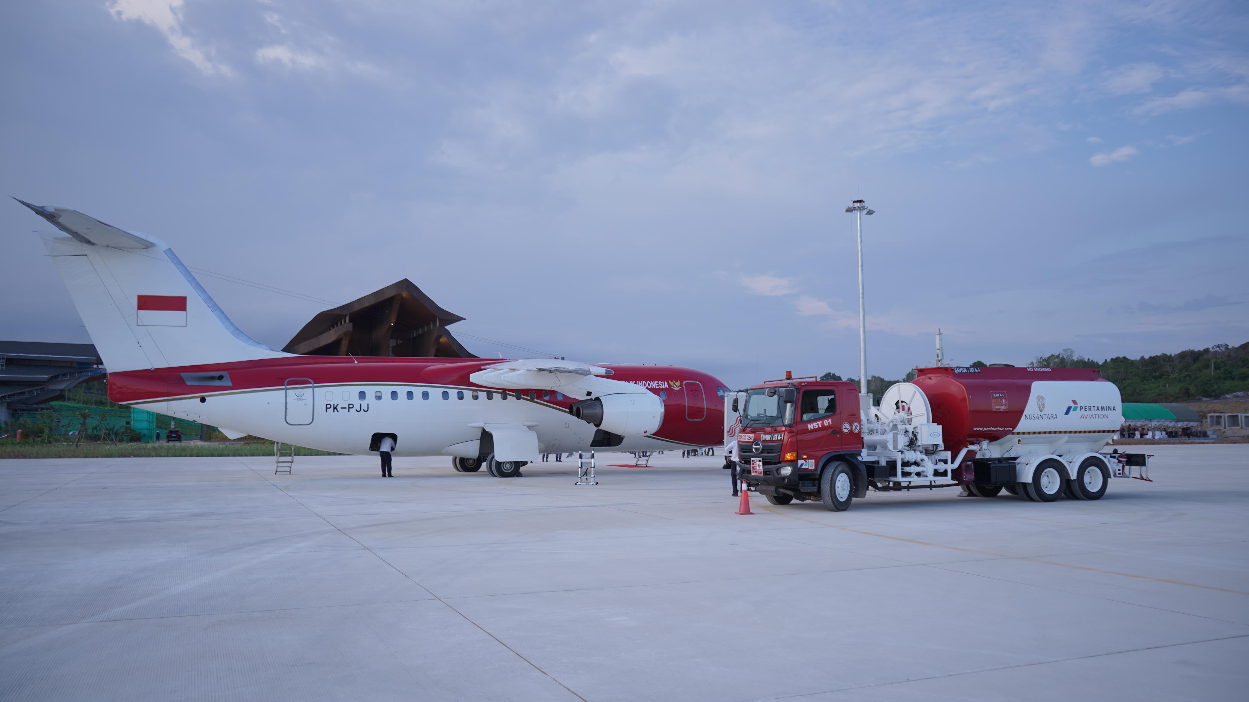 BARU: Truk refueler mengisi BBM avtur ke pesawat Pelita Air yang bisa ditumpangi Presiden RI, saat mendarat di Bandara IKN, Selasa lalu. (FOTO: IST)