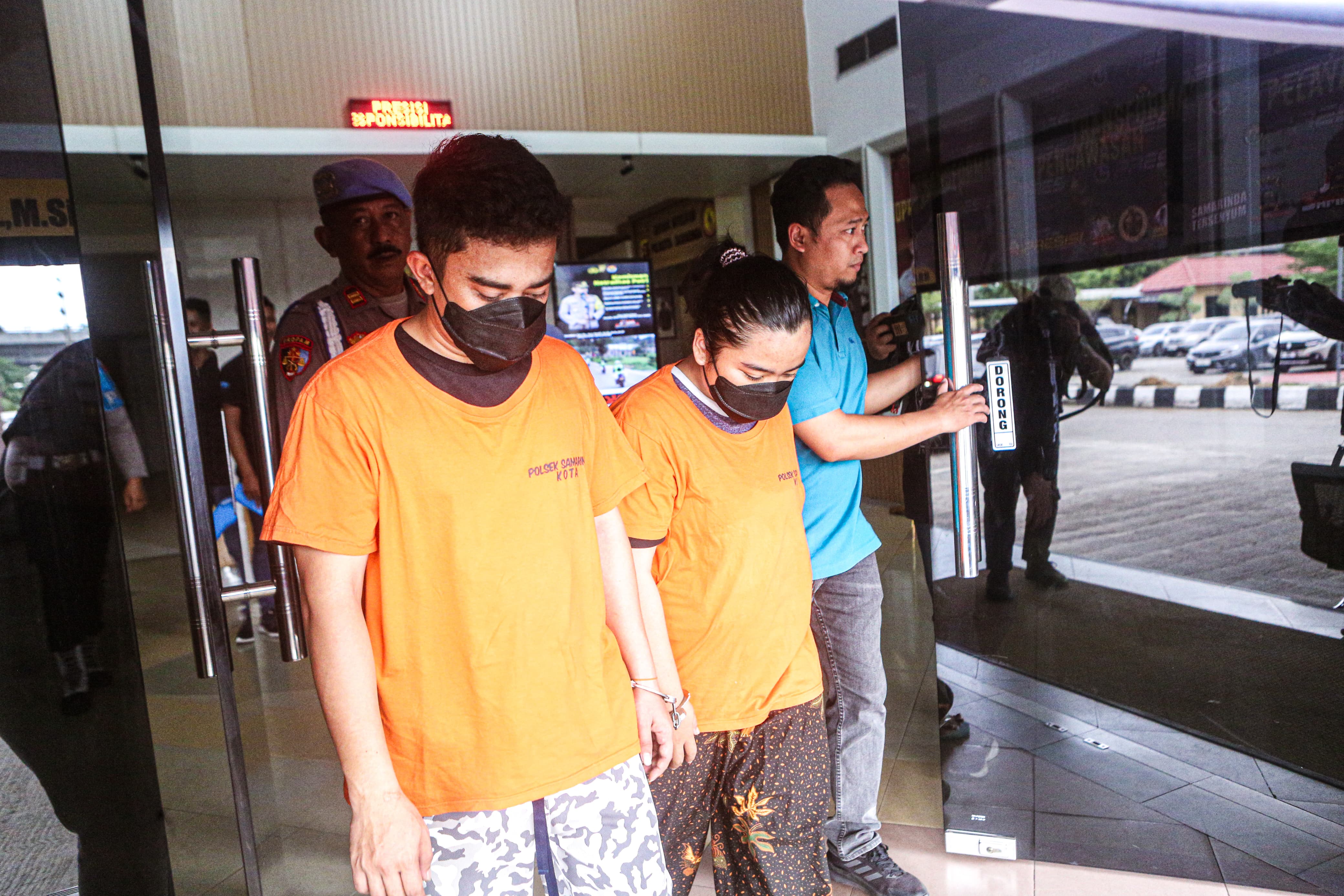 BERMULA ADOPSI: DM (24) dan AM (25) saat dia mantan di Polresta Samarinda. (FOTO: RAMA)