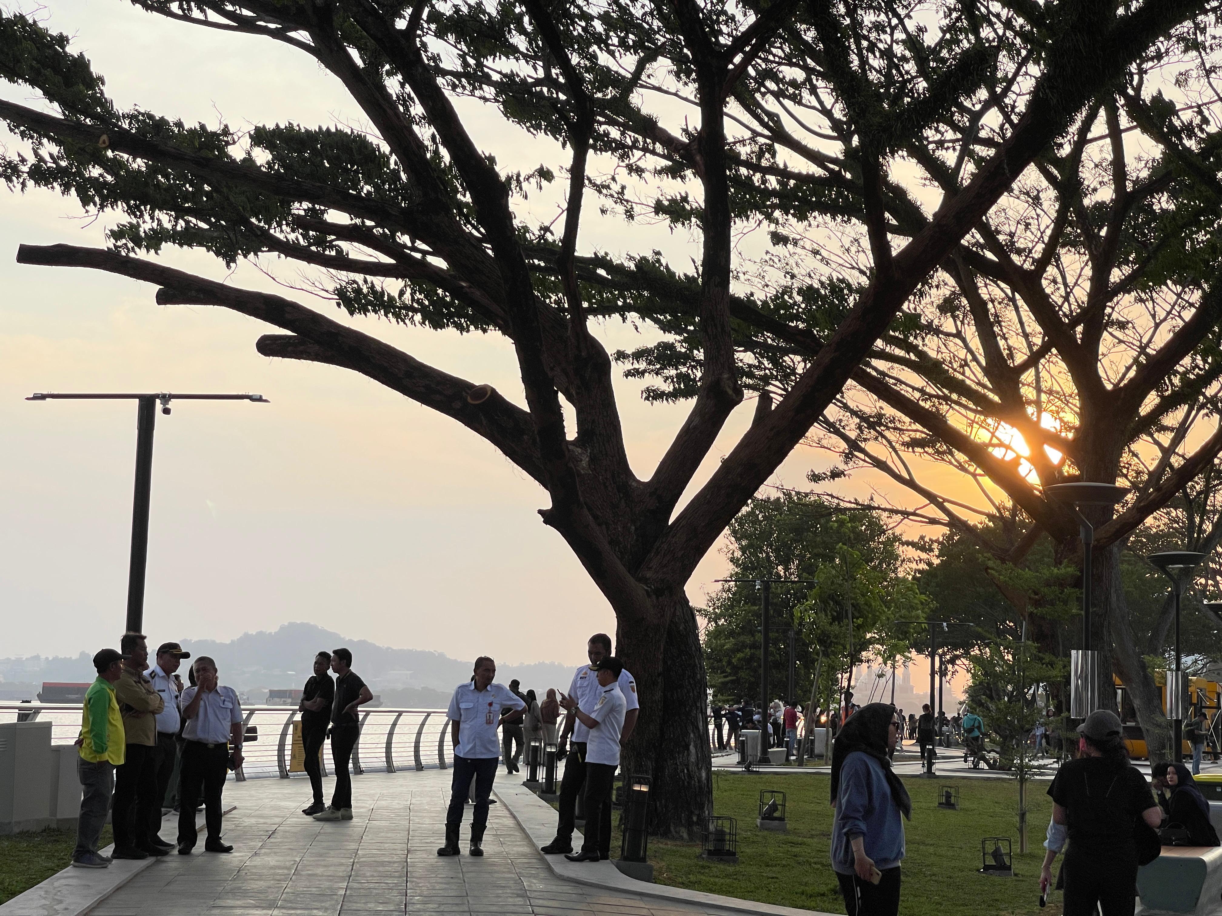 BATASI: Aktivitas fotografer berbayar di Teras Samarinda tengah dibatasi pihak pengelola, hal ini menjadi pertanyaan para penggiat seni fotografi. (FOTO: DENNY SAPUTRA)
