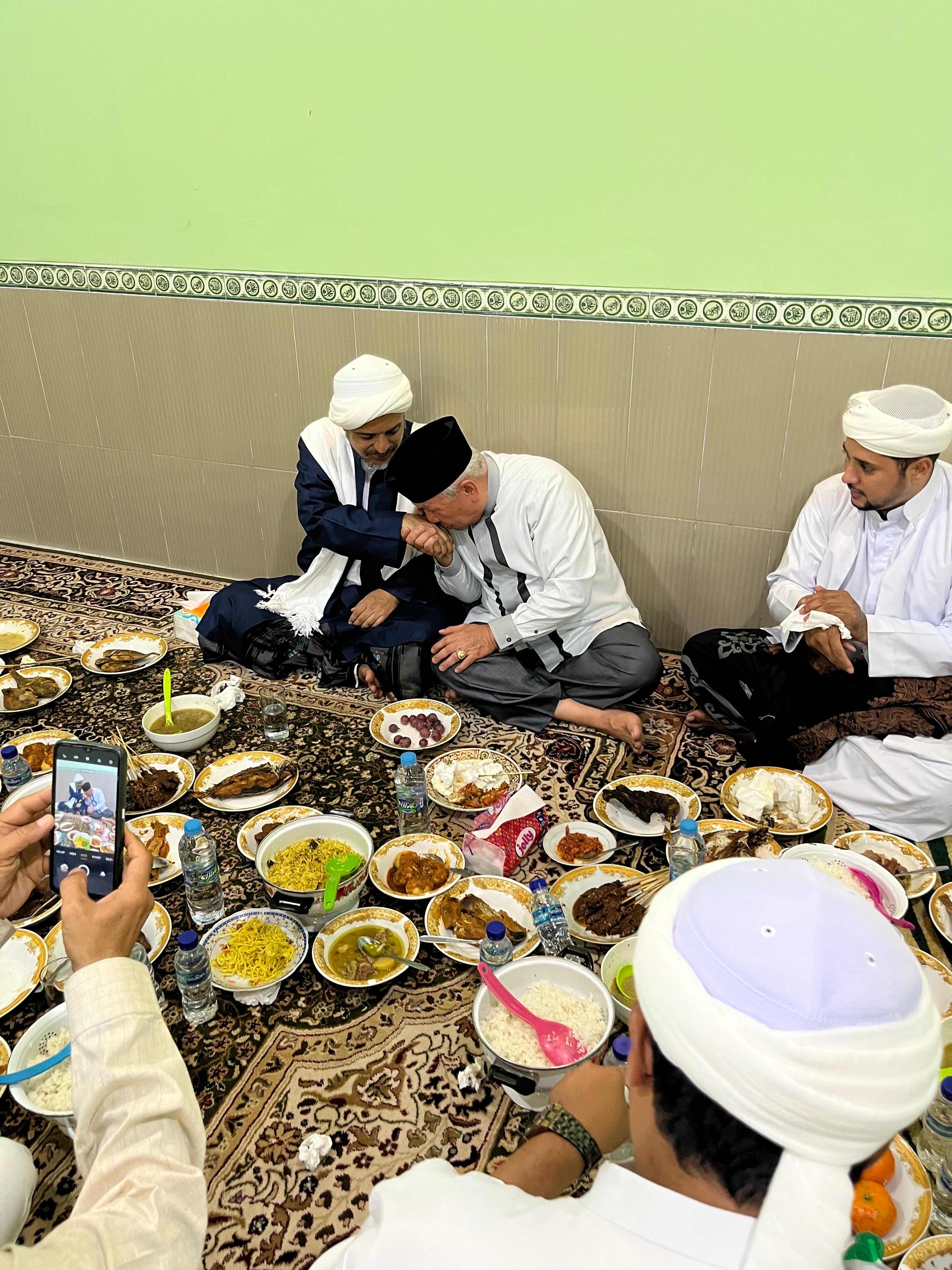 HORMATI HABIB: Isran Noor bersama Habib Abdullah bin Abdurrahman Al Muhdor Yaman.