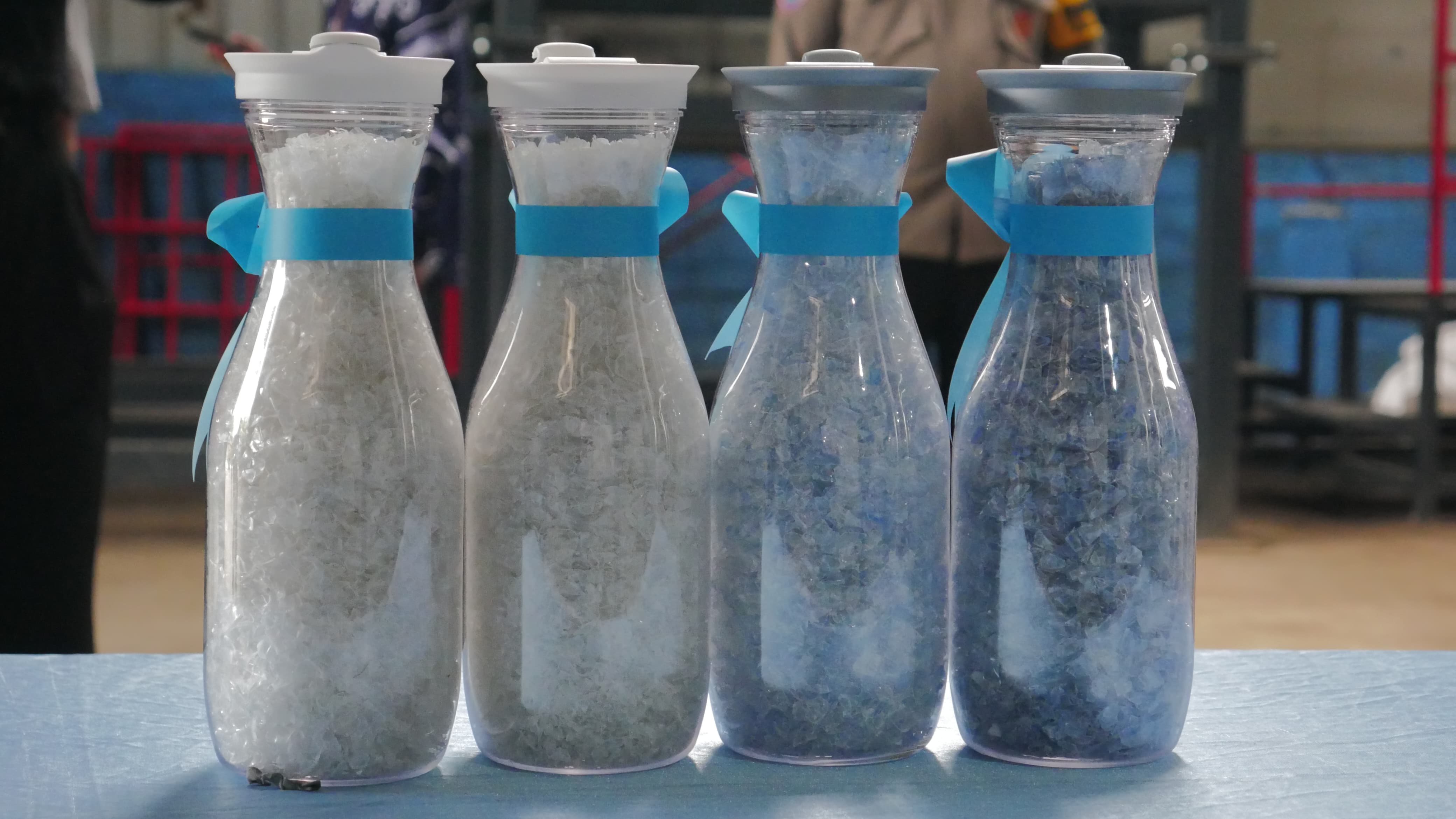 BERNILAI EKONOMIS: Wujud material plastik hasil daur ulang yang bisa digunakan kembali sebagai material dasar pembuatan botol kemasan minum.