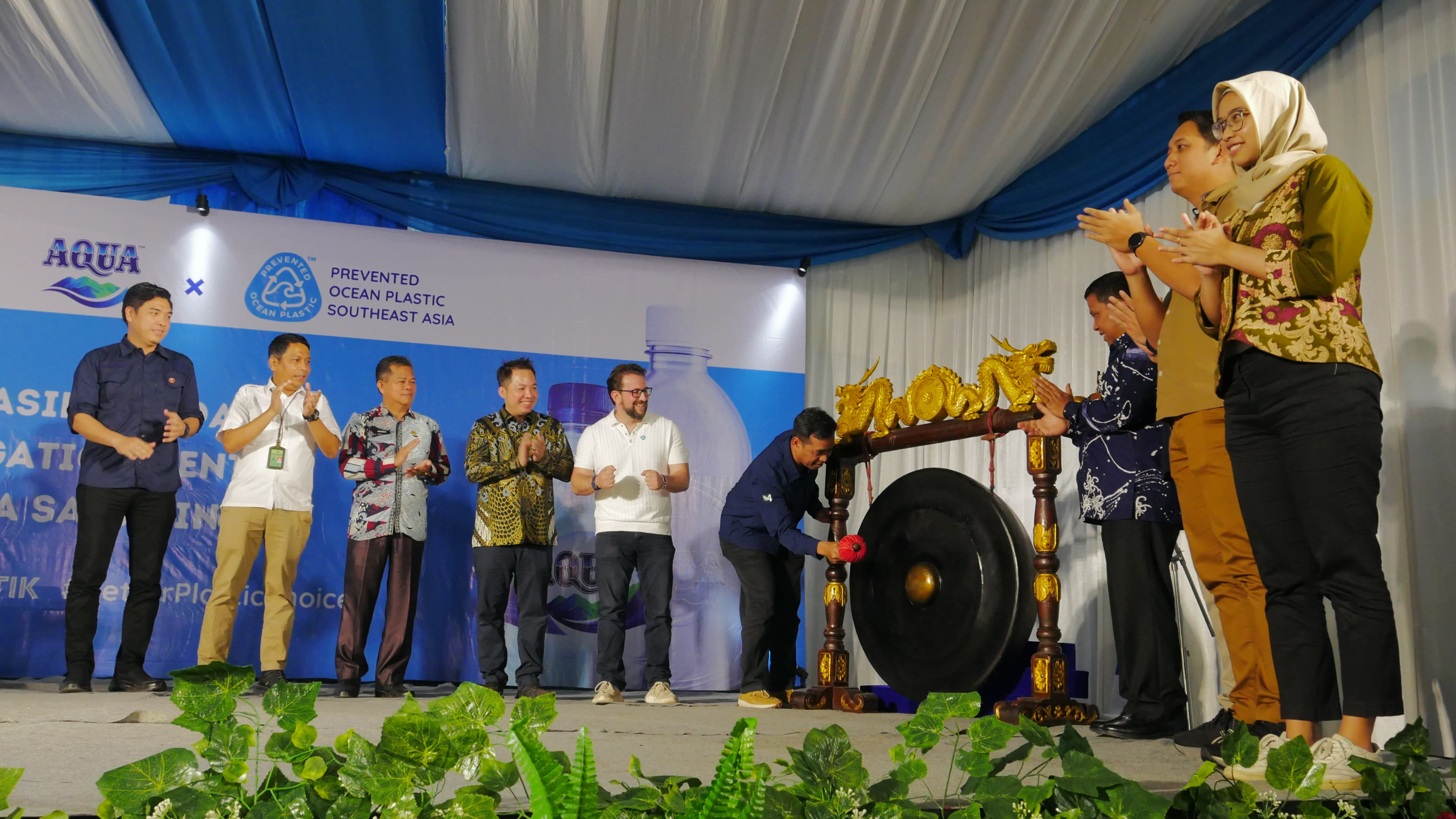 RESMI: Asisten Deputi Pengelolaan Sampah dan Limbah, Kemenko Marves RI Rofi Alhanif disaksikan para tamu kehormatan, memukul gong, tanda beroperasinya Aggregation Center Samarinda.