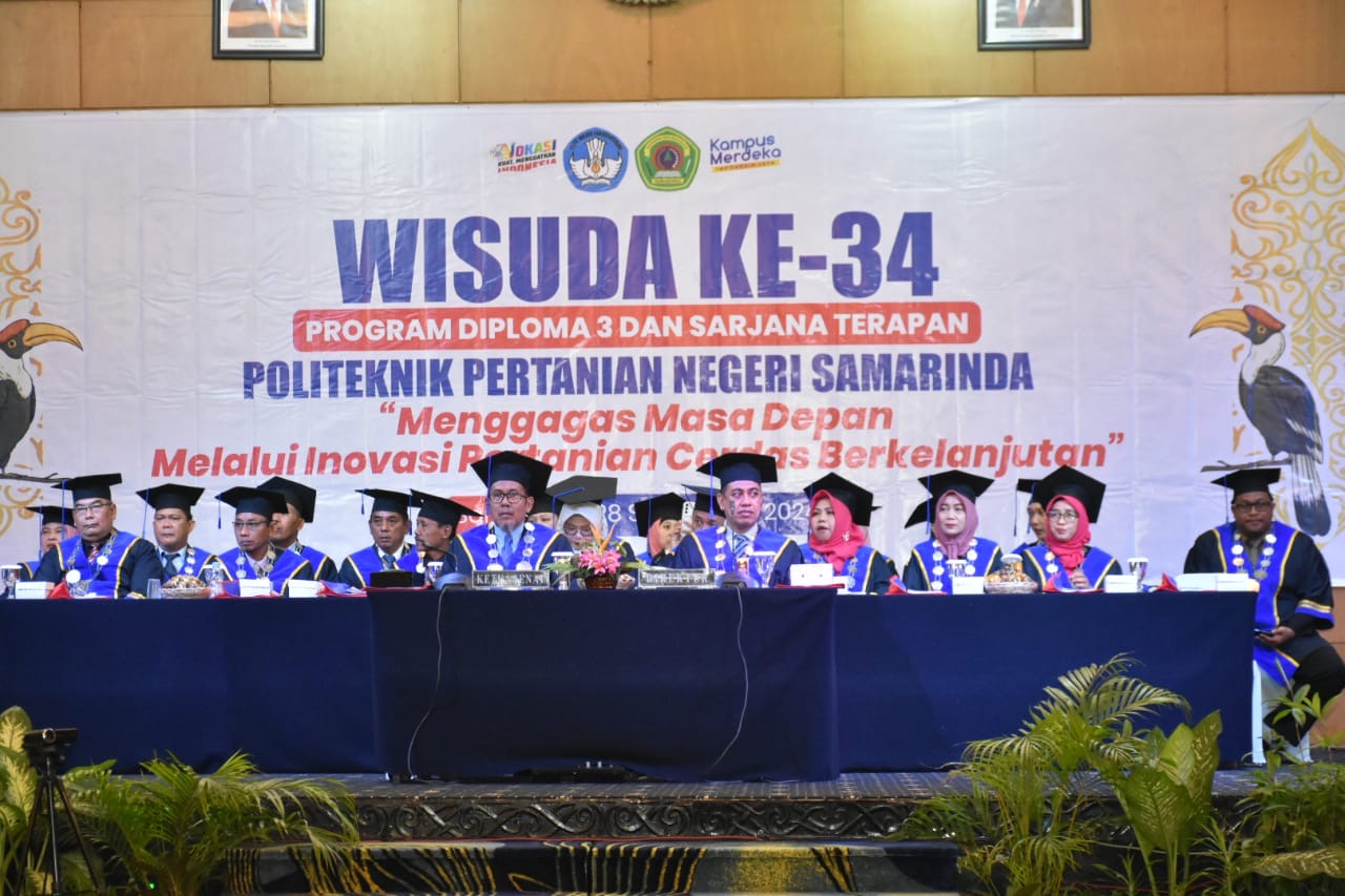 WISUDA: Direktur Politani Samarinda, Hamka (depan, kanan) pada program wisuda ke-34 di Hotel Bumi Senyiur Samarinda, Sabtu (28/9).