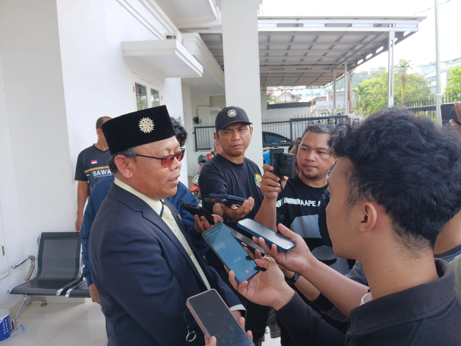 Rektor Unmul Abdunnur selepas memberikan keterangan di Bawaslu Kaltim, Jumat (27/9/2024). (FOTO: BAYU)