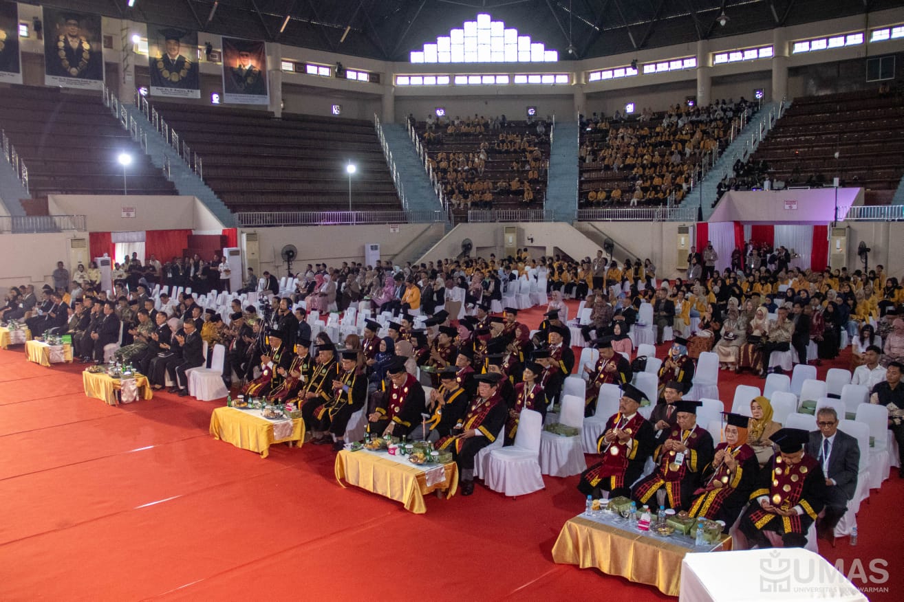 PENUH KHIDMAT: Suasana rapat senat terbuka yang dirangkai pengukuhan guru besar dalam rangkaian Dies Natalis Unmul.