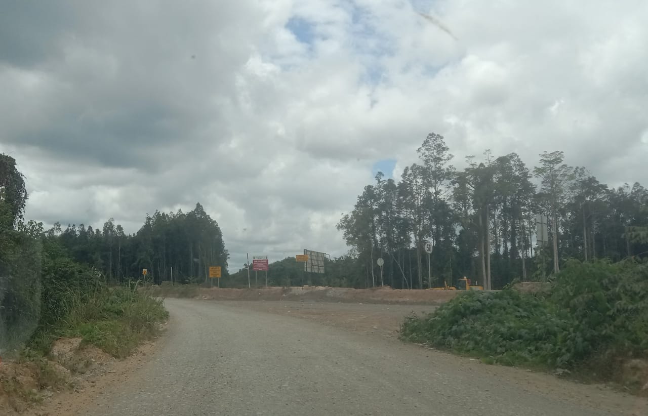 DITUTUP: Akses jalan Tol Akasia ditutup oleh PT AAU, disebabkan dalam satu bulan terakhir banyak terjadi kecelakaan. (FOTO: SUNARDI/KP)