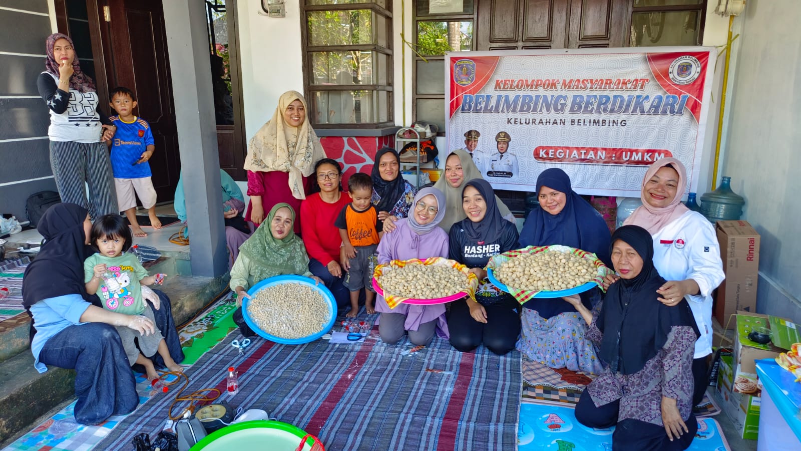 SERAP ILMU: Warga RT 50 Kelurahan Belimbing mengikuti pelatihan pembuatan amplang yang bersumber dari program stimulan RT. (FOTO: ADIEL KUNDHARA/KP)