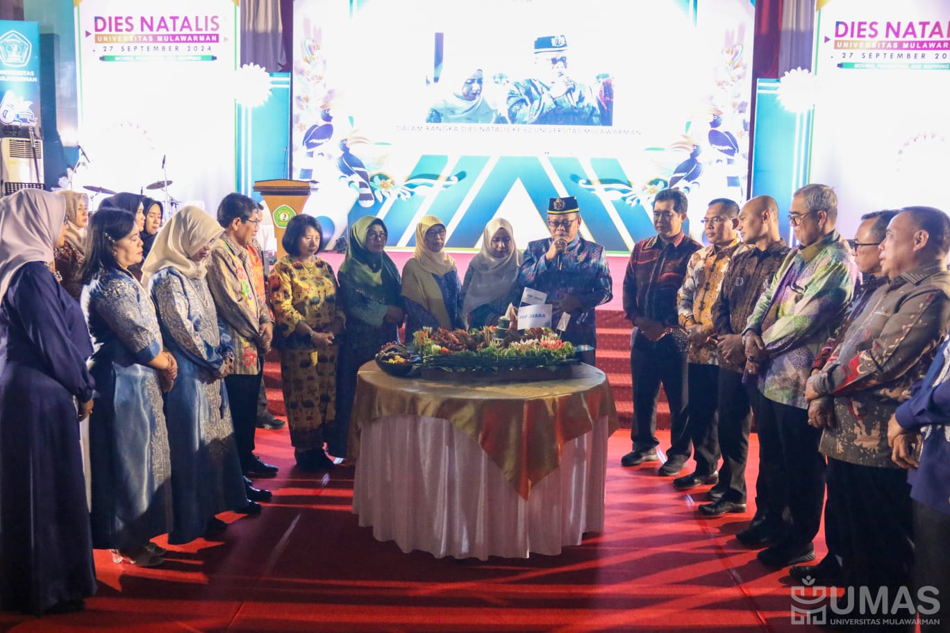 RASA SYUKUR: Abdunnur(tengah) bersama keluarga besar mantan rektor Unmul lainnya doa bersama dan mengucap syurkur dalam malam Sarasehan Unmul ke-62.
