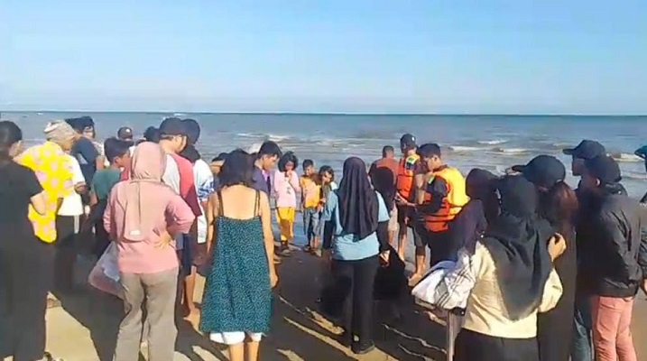 MUSIBAH. Lima remaja bermain di tepi pantai Sepinggan Raya, satu di antaranya lemas dan meninggal.