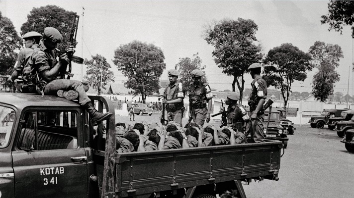 Para terduga anggota Pemuda Rakyat, pada 10 Oktober 1965, yang diangkut prajurit bersenjata dua hari sebelum diumumkannya penangkapan Letnan Kolonel Untung Syamsuri.
