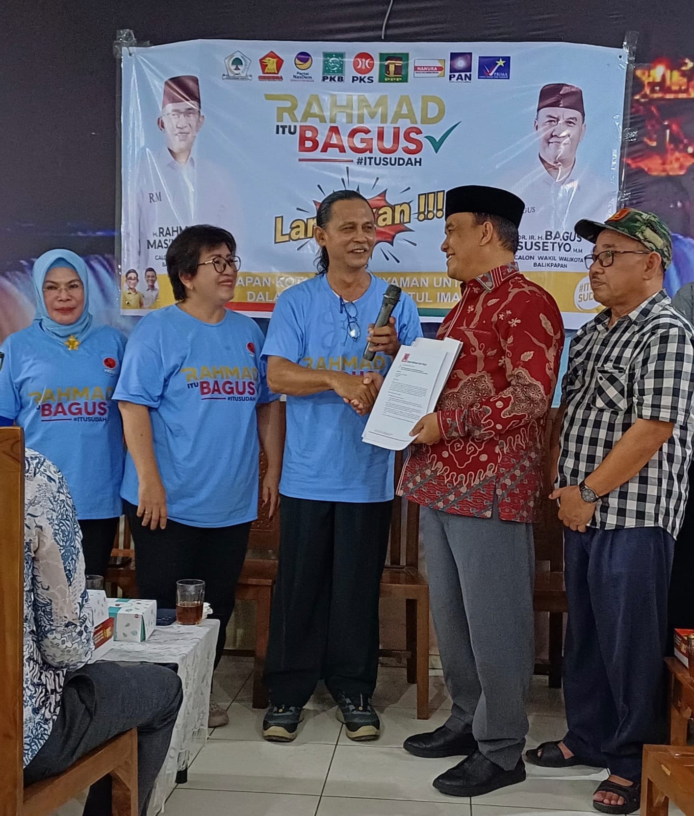 Ketua DPC Projo Balikpapan Lampang Bilung bersama Penasihat DPC Projo Kota Balikpapan Irvan Wirayuda menyerahkan surat dukungan kepada Bagus Susetyo.