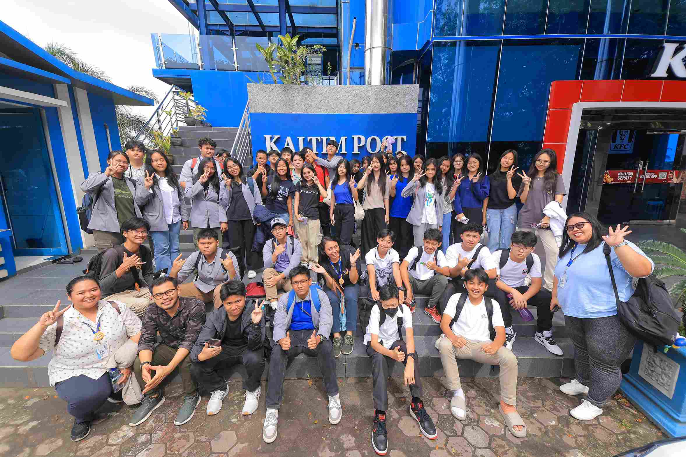 TAMBAH WAWASAN : SMA Kristen Harapan Bangsa melakukan kunjungan literasi ke kantor media cerak Kaltim Post, Senin (30/9). (Foto: Fuad/Muhammad/KP)