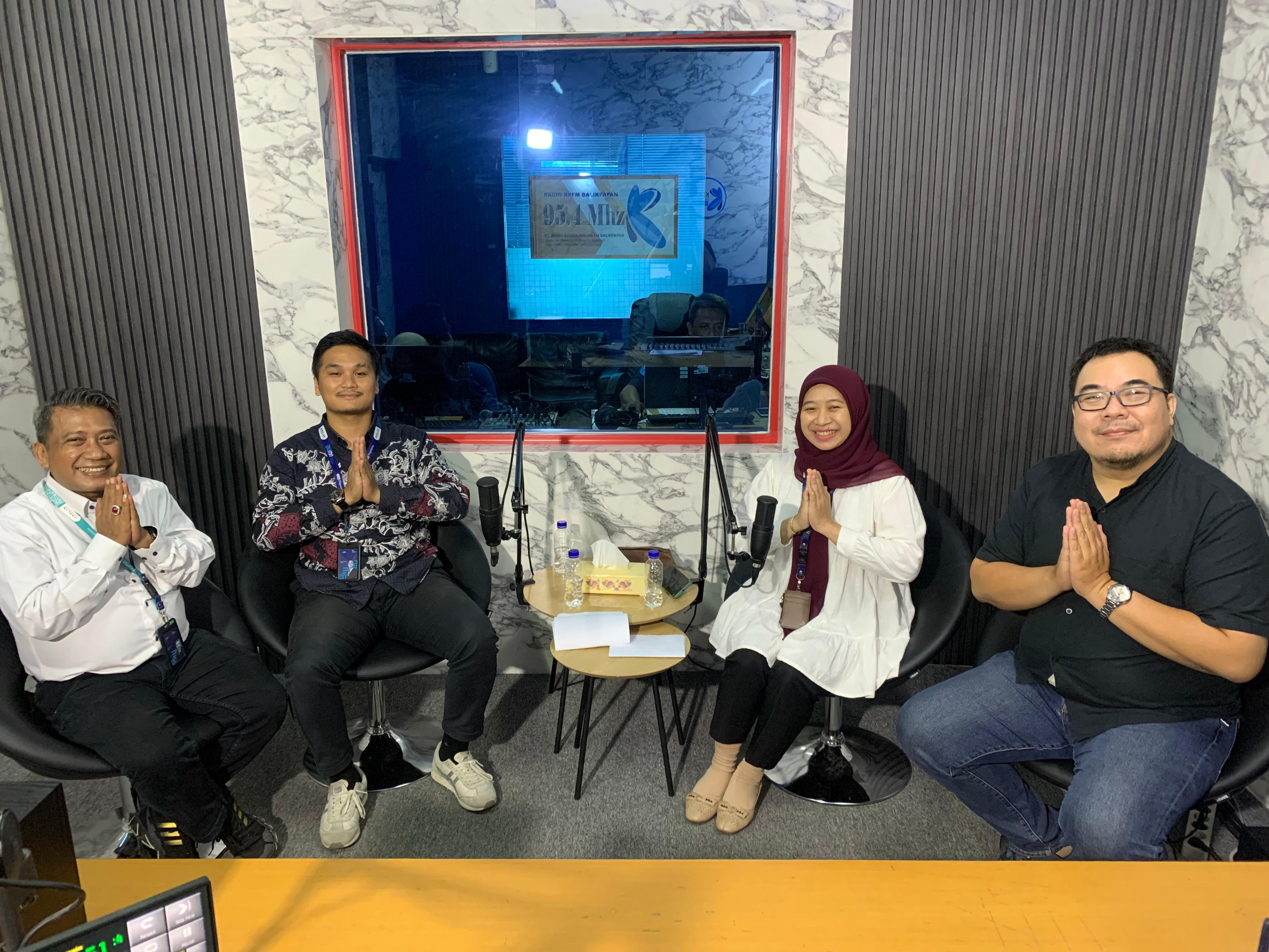 AJAK MENABUNG: Yohan Sarwono, Nony Fitriyani, dan Deddy Mandela Pardosi dalam talkshow di radio KPFM Balikpapan.