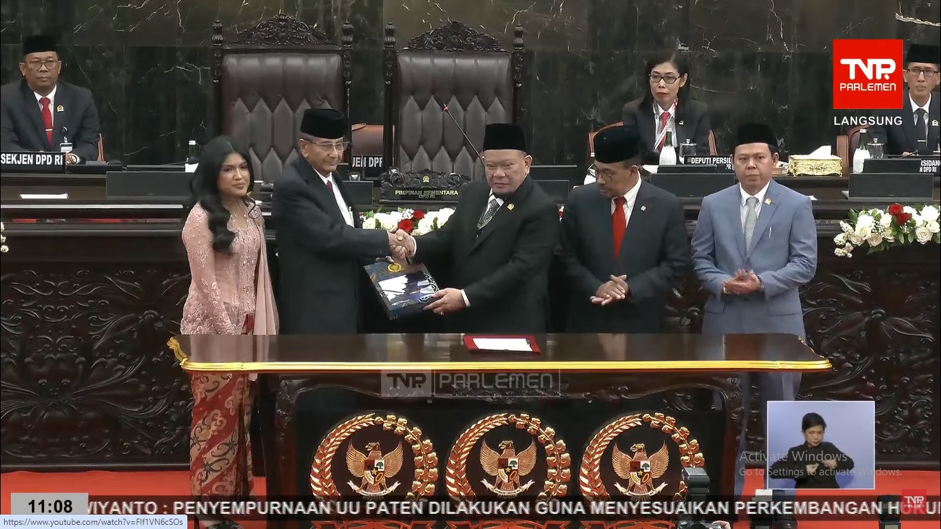 TAK LENGKAP : Pimpinan DPD RI periode 2019-2024 menyerahkan memori DPD RI kepada pimpinan DPD RI sementara Ismeth Abdullah (dua dari kiri)&nbsp;