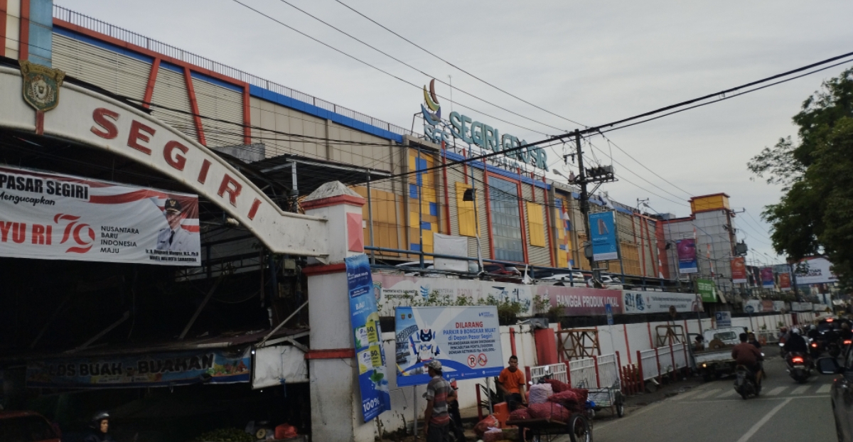 POTENSI PERPANJANGAN: Pusat perbelanjaan Segiri Grosir Samarinda (SGS) masih menjadi area relokasi bagi pedagang pasar Pagi selama proses revitalisasi, Senin (30/9). (FOTO: DENNY SAPUTRA/KP)