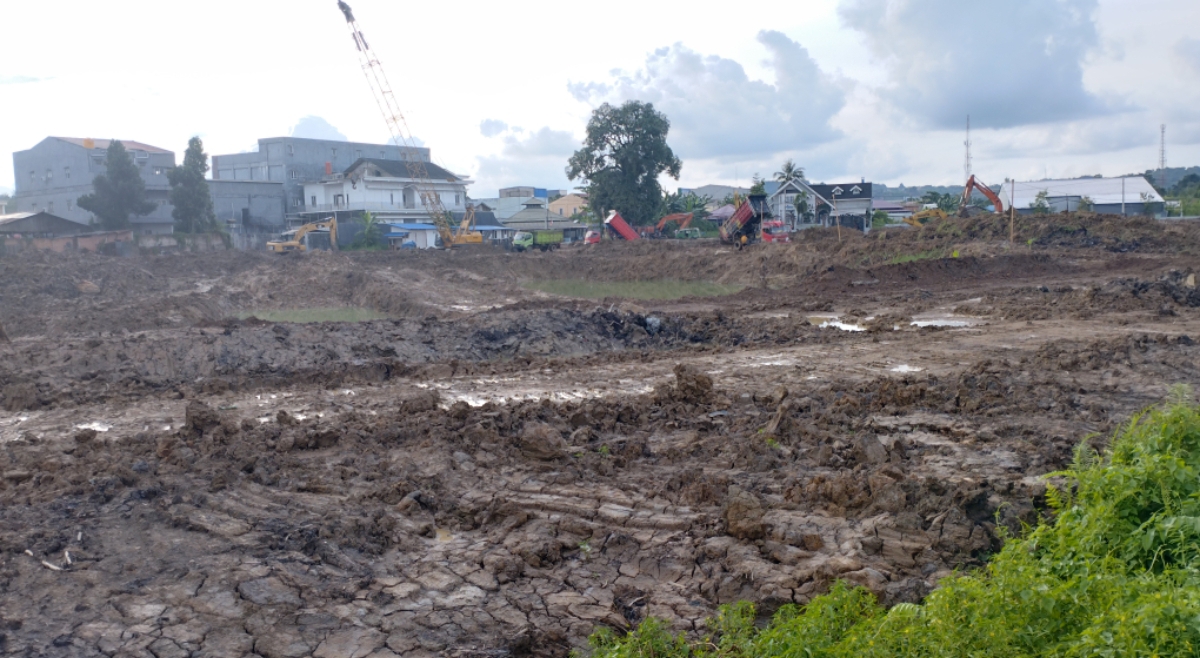 ATASI BANJIR: Beberapa alat berat melakukan pengerukan dan pengangkatan sedimentasi di area pembangunan kolam retensi Sempaja di Jalan Sempaja Lestari Indah (SLI), Senin (30/9). (FOTO: DENNY SAPUTRA)