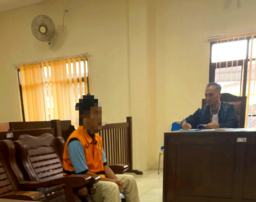 DENGARKAN TUNTUTAN: Terdakwa saat mendengarkan tuntutan atas perkaranya di PN Balikpapan. (Foto: Syahrul/KP)