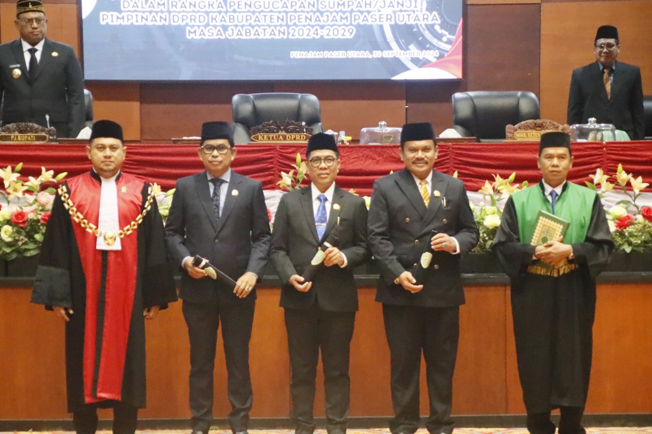 BERTUGAS: Raup Muin (dua kiri) bersama Syahrudin M Noor (tengah) dan Andi M Yusuf (dua kanan) akan memimpin DPRD PPU selama lima tahun ke depan.