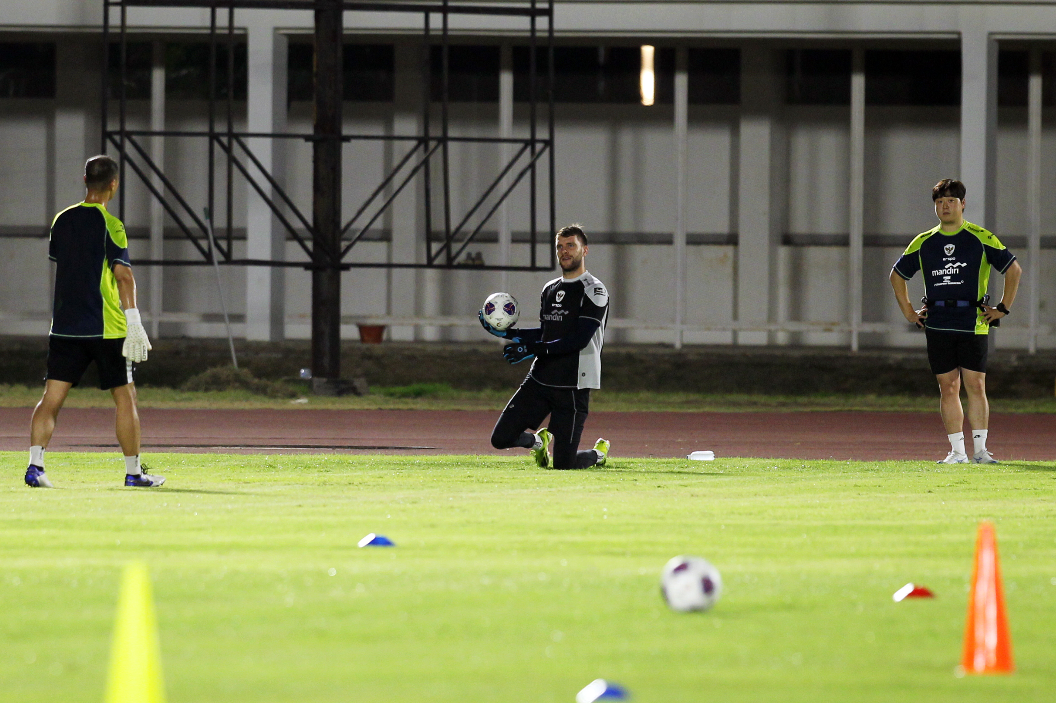TUGAS PROFESIONAL: Marteen Paes saat mengikuti sesi latihan di Stadion Madya, Jakarta, Minggu (8/9/2024). HARITSAH ALMUDATSIR/JAWA POS