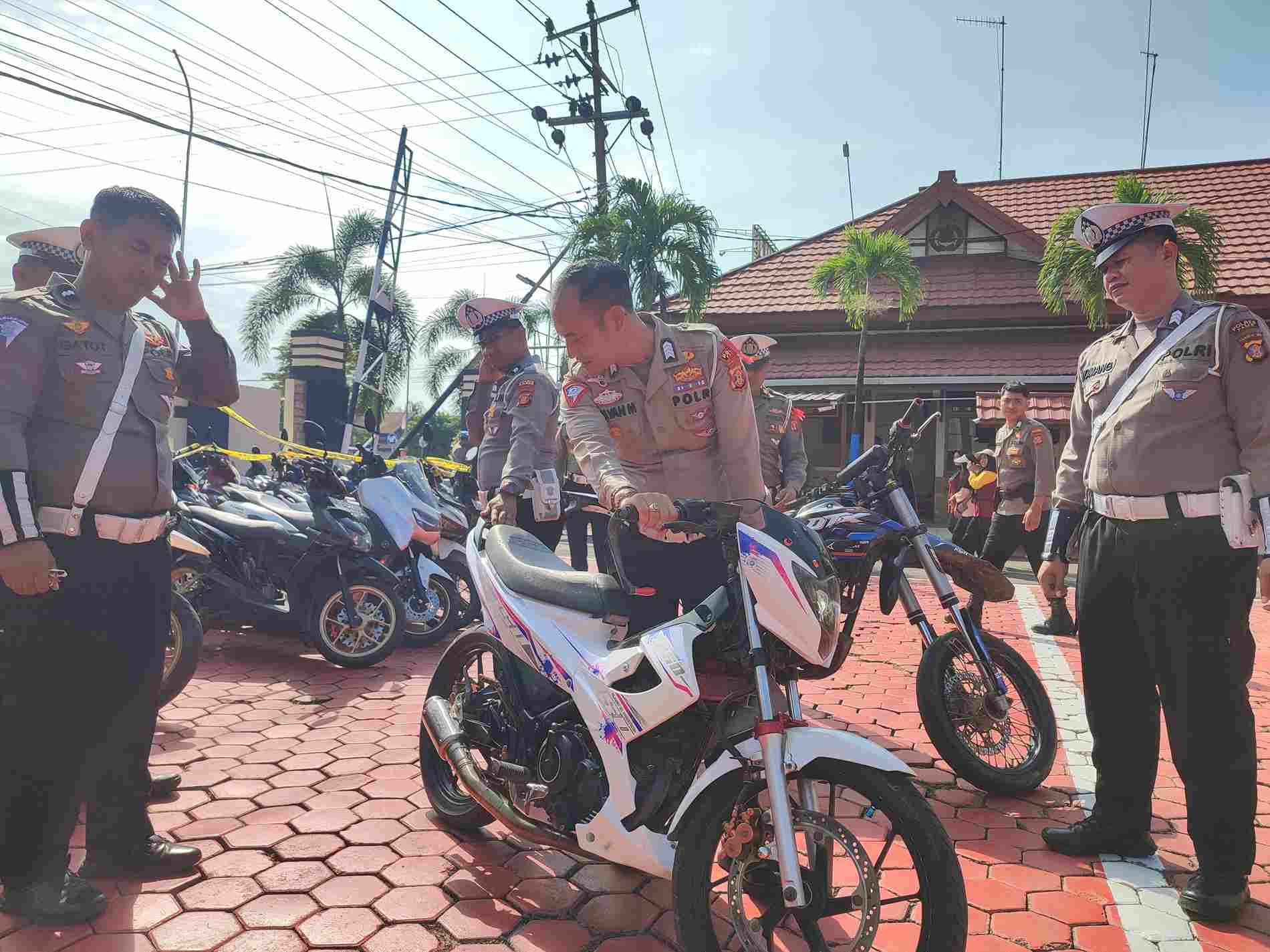 BERI EFEK JERA: Selain menyasar pengguna knalpot brong, Satlantas akan menertibkan penjualnya. (Foto: Najib/KP)