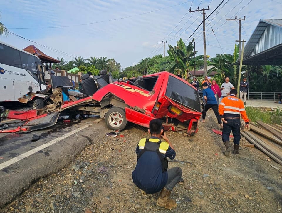 LAKA MAUT: Kecelakaan di Paser yang melibatkan angkutan lintas daerah dengan bus perusahaan. (Foto: Ist)