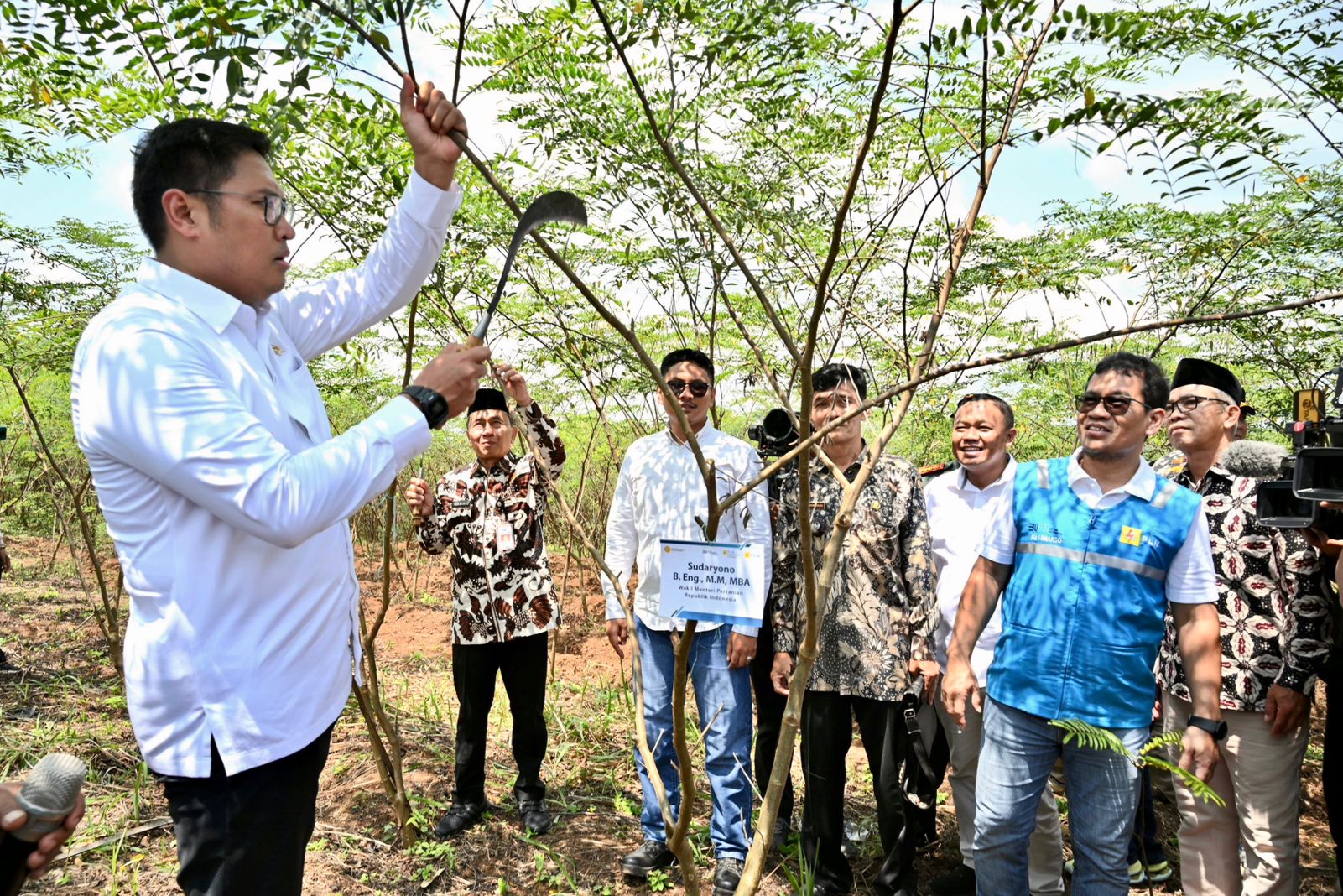 TERPADU: Perwakilan PT PLN Energi Primer Indonesia bersama Kementan menanam indigofera di lahan kritis seluas 100 hektare di Desa Bojongkapol, Jawa Barat, Kamis (26/9).