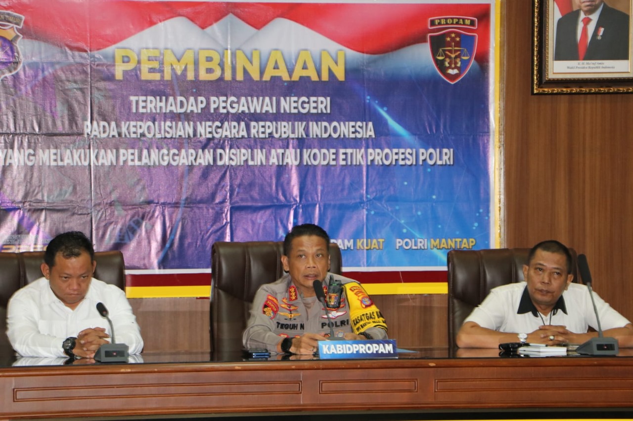 PEMBINAAN: Kabid Propam Polda Kaltim Kombes Pol Prianto Teguh Nugroho memimpin pembinaan personel polri yang melanggar kode etik. (foto:ist)