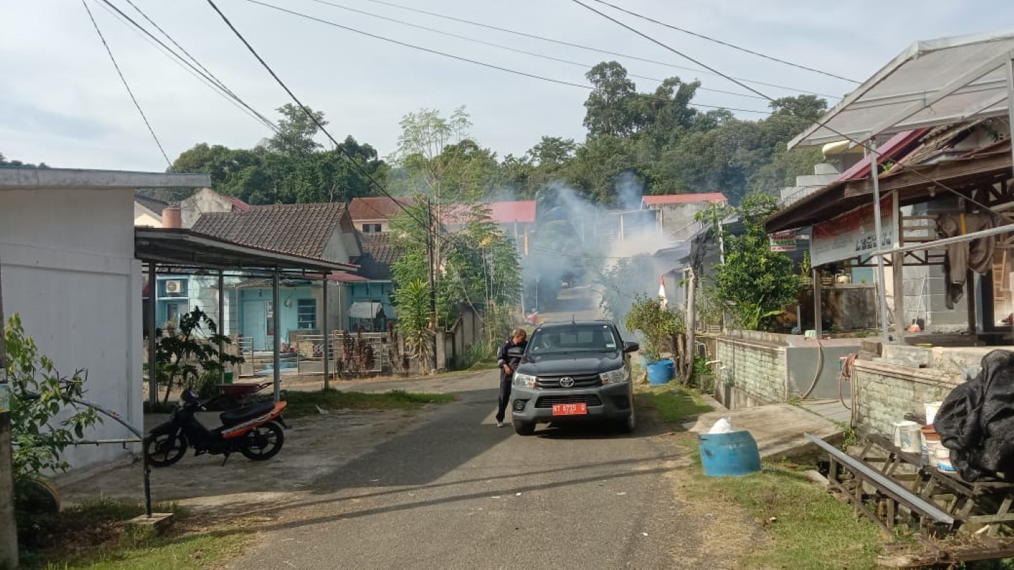 TEKAN PENYEBARAN: Dinas Kesehatan melakukan fogging area terkait adanya kasus penderita DBD di Kelurahan Belimbing, beberapa waktu lalu.