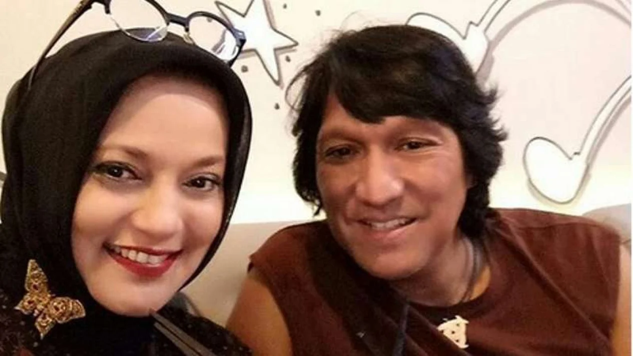 Tangis pilu Ikang Fawzi antarkan sang istri Marissa Haque ke peristirahatan terakhir.