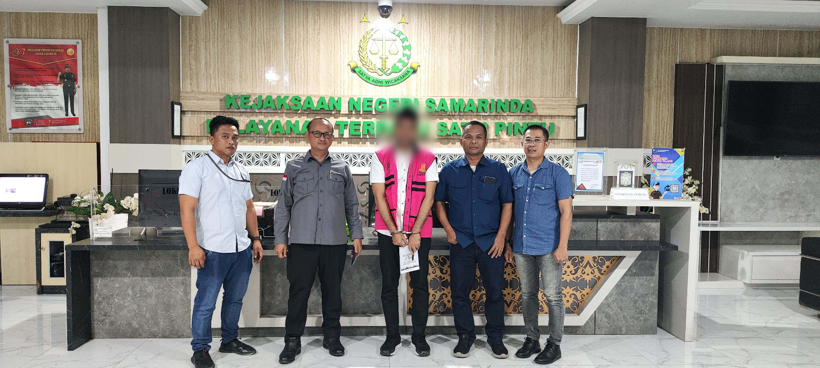 DIAMANKAN: Terdakwa La Rusli La Tania yang sempat hilang berhasil dicokok Tim Tabur Kejati Kaltim, Selasa (1/10/2024). (FOTO: PENKUM KEJATI KALTIM)